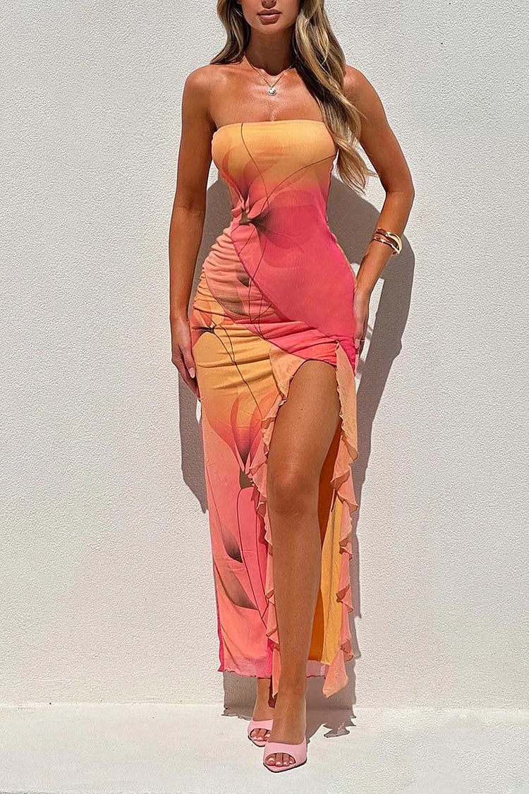 Renata - Tailliertes trägerloses Kleid mit hohem Schlitz und asymmetrischem Druck
