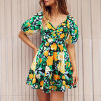 Val - Kleid mit Blumenmuster und V-Ausschnitt