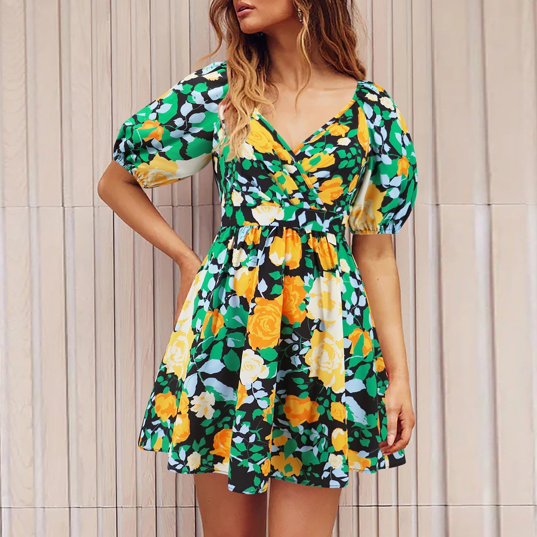 Val - Kleid mit Blumenmuster und V-Ausschnitt