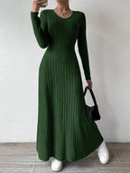 Tailliertes Damen-Strickkleid mit gerippter Silhouette - Brynja