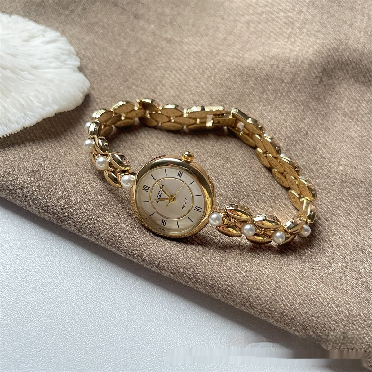 Damenarmbanduhr mit Metallarmband und Perlen