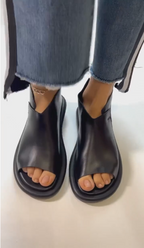 Bequeme und vielseitige flache Sandalen