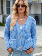 Strickjacke in leichter Ausführung mit V-Ausschnitt und Knopfverschluss