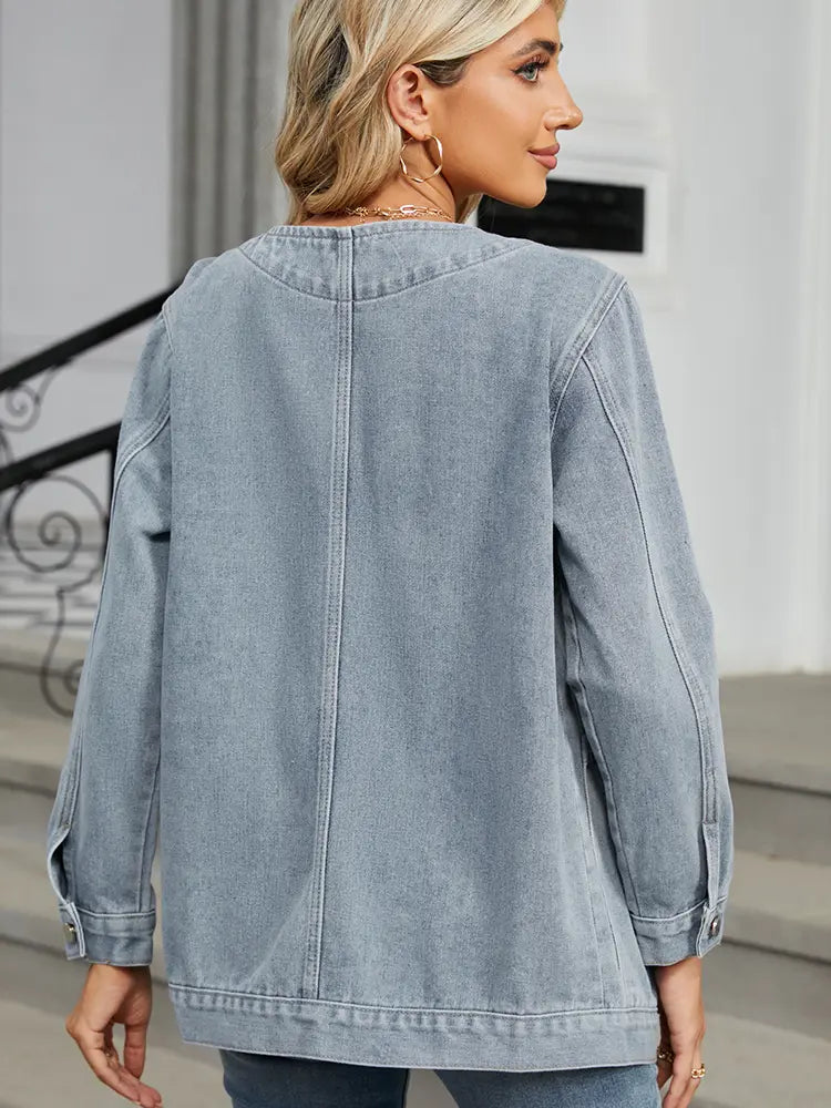 Jeansjacke mit V-Ausschnitt, Knopfverschluss und Taschen