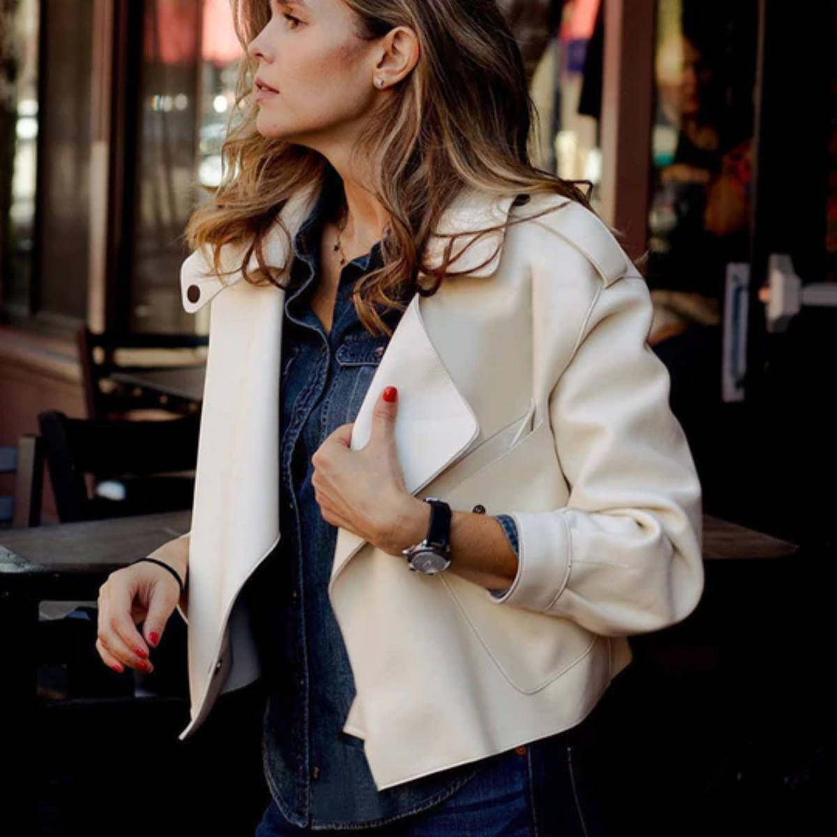 Kurze Lederjacke im lässigen Stil