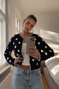 Pullover mit Punktemuster und Wellenkante