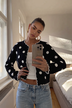 Pullover mit Punktemuster und Wellenkante