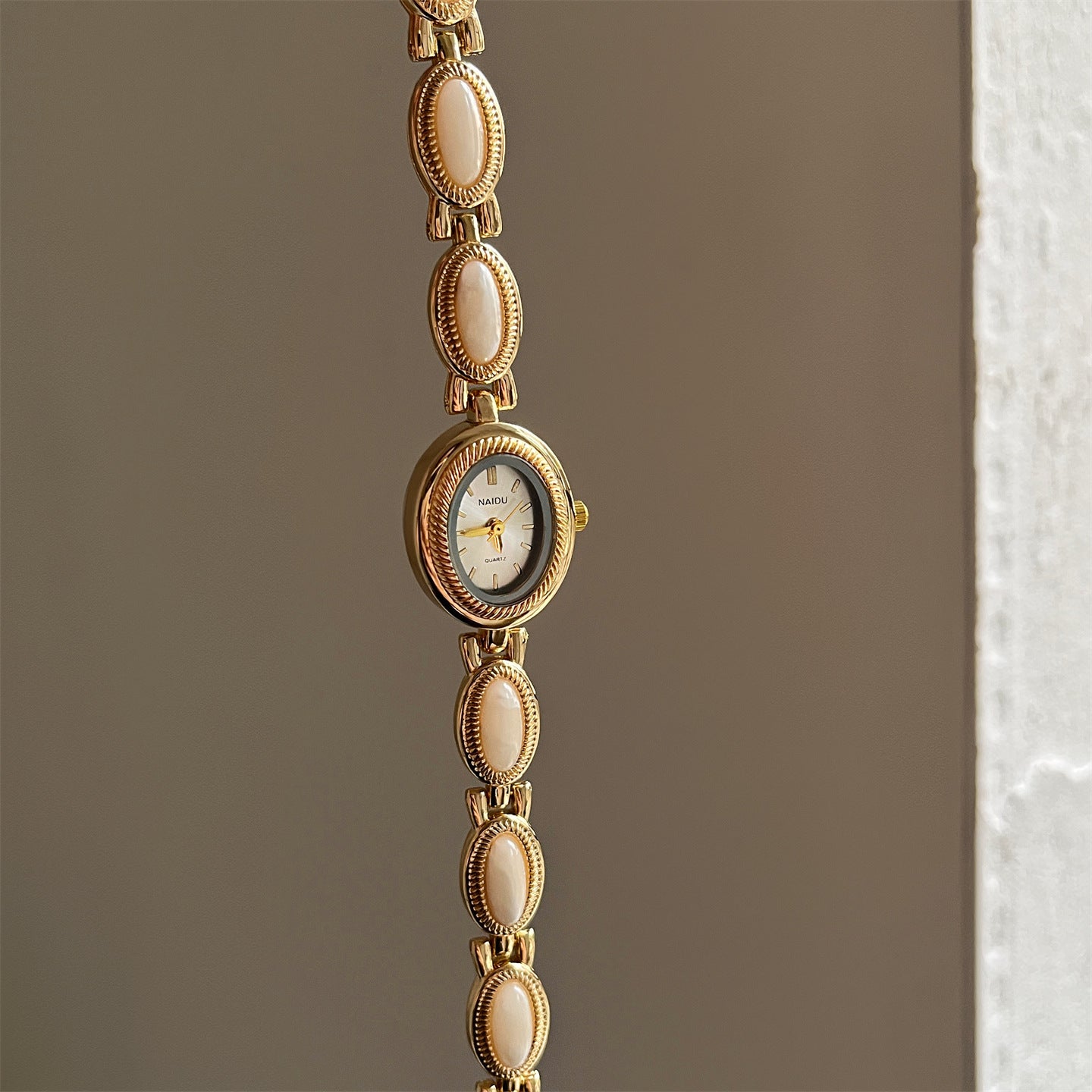 Damenschmuck Armbanduhr mit ovalem Detail - Alviera