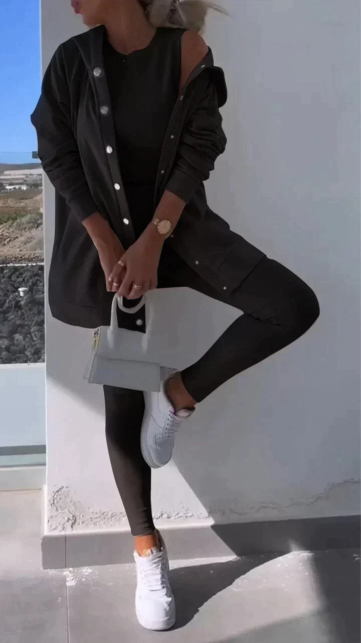 Nera - Dreiteiliges Set bestehend aus einer Strickjacke mit Kapuze, einem Oberteil und einer Hose
