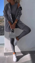 Nera - Dreiteiliges Set bestehend aus einer Strickjacke mit Kapuze, einem Oberteil und einer Hose