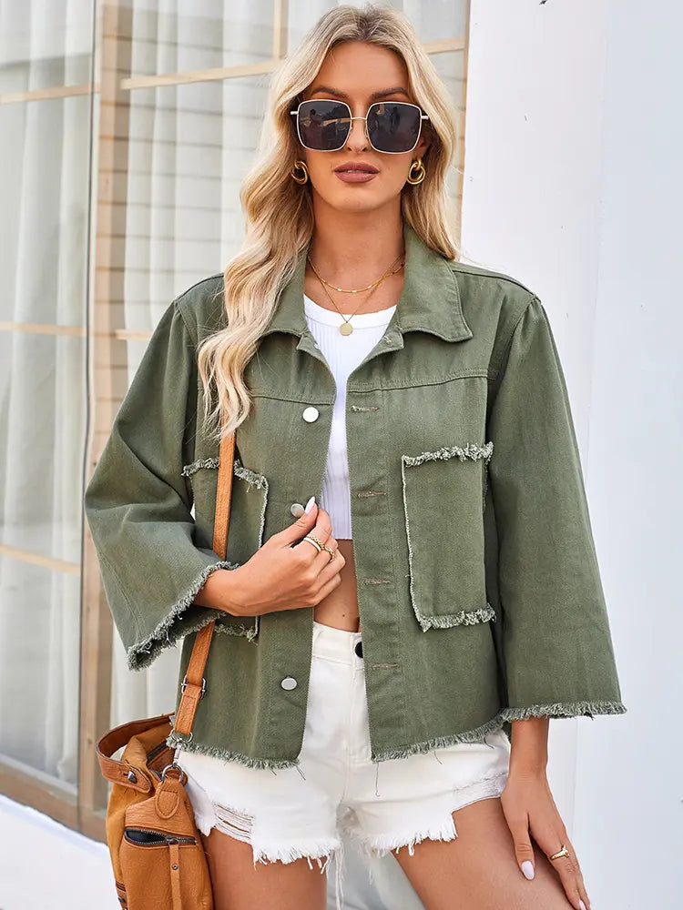 Jeansjacke im Used-Look in leichter Ausführung mit Knopfverschluss und Taschen