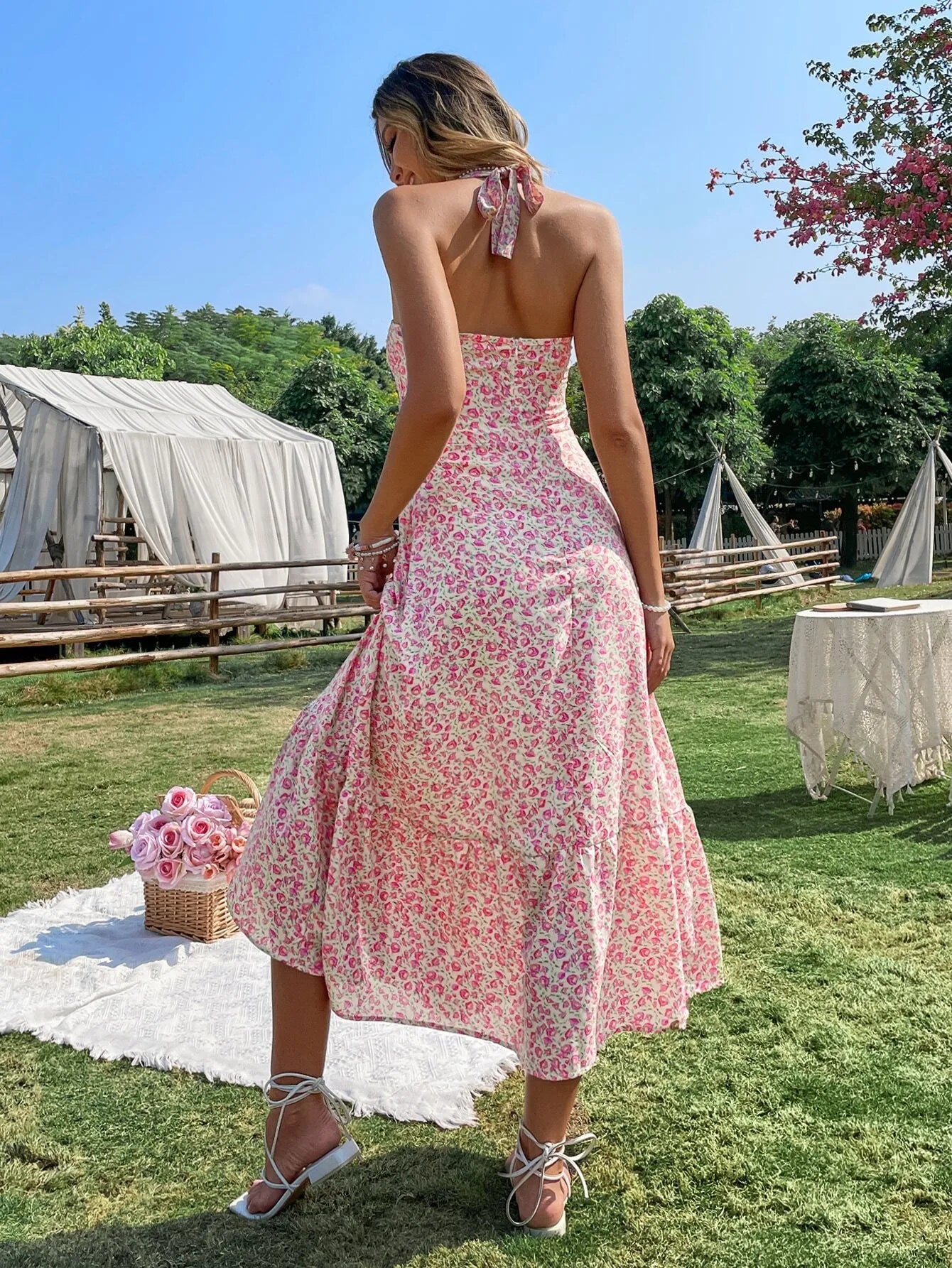 Regina - Ärmelloses Kleid mit Neckholder-Ausschnitt