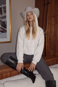 Grauer Pullover mit schlichtem Design