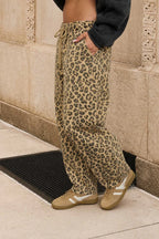 Weite Hose mit Leopardenmuster und Kordelzug
