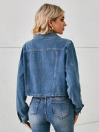 Jeansjacke im kurzen Schnitt mit Knopfverschluss und Taschen