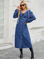 Jeansjacke in leichter Ausführung mit Kapuze und Knopfverschluss