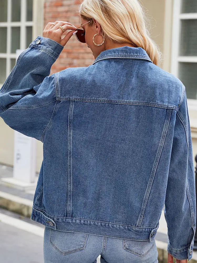 Jeansjacke im kurzen Schnitt im Used-Look mit figurbetontem Schnitt und Knopfverschluss