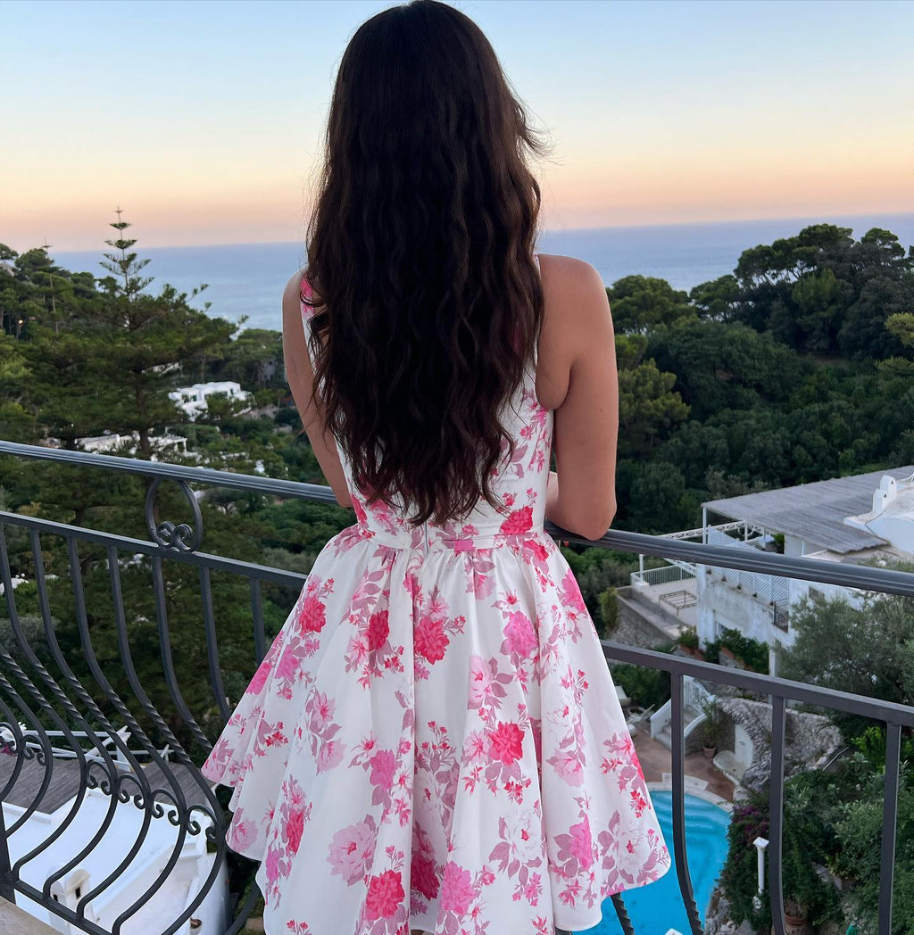 Amelia Florales und zartes Kleid