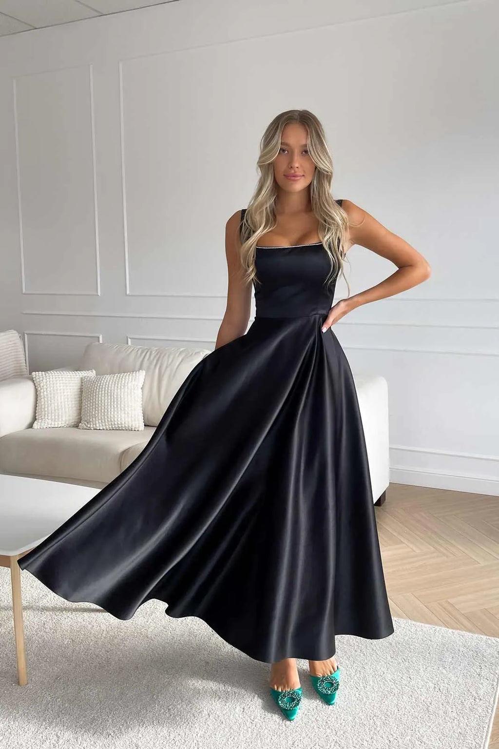 Anna - Elegantes ärmelloses Kleid mit quadratischem Ausschnitt