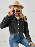 Jeansjacke im kurzen Schnitt mit Knopfverschluss und Taschen