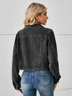 Jeansjacke im kurzen Schnitt mit Knopfverschluss und Taschen