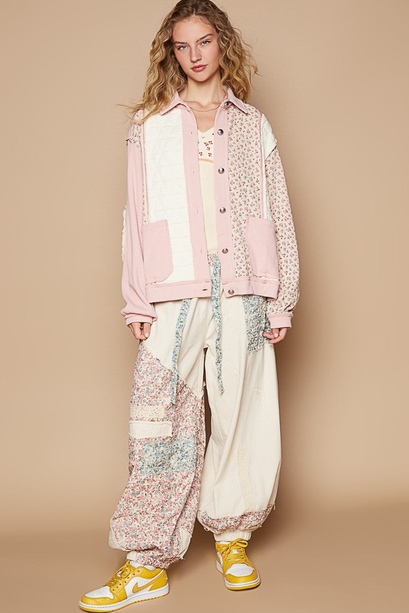 Armelle - Steppjacke mit Knöpfen, freiliegenden Nähten und Blumenmuster