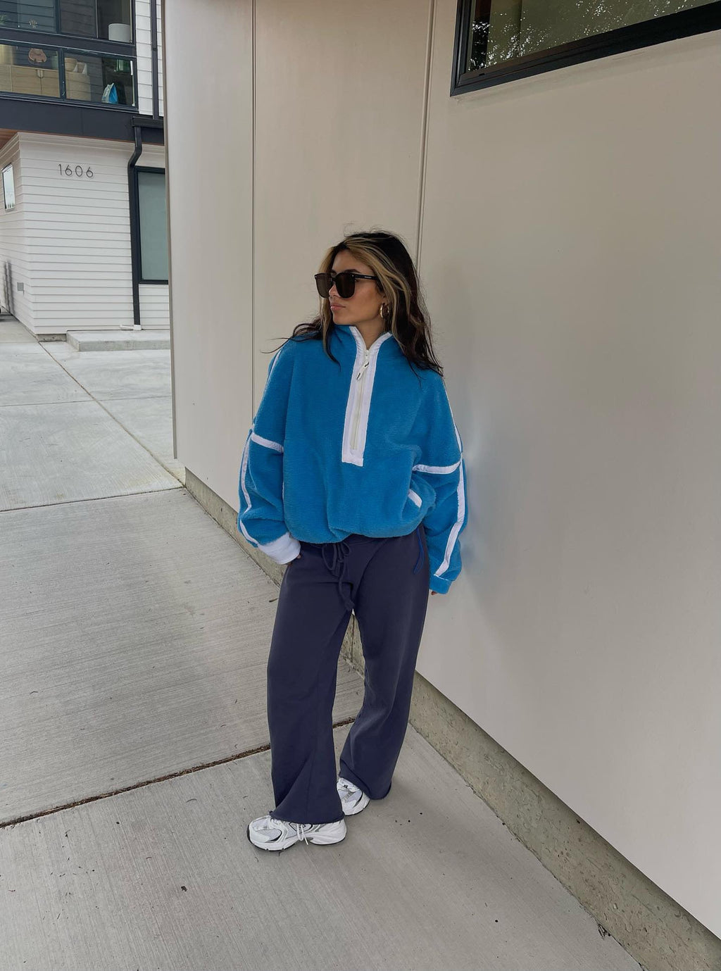 Blauer Pullover mit klassischem Schnitt