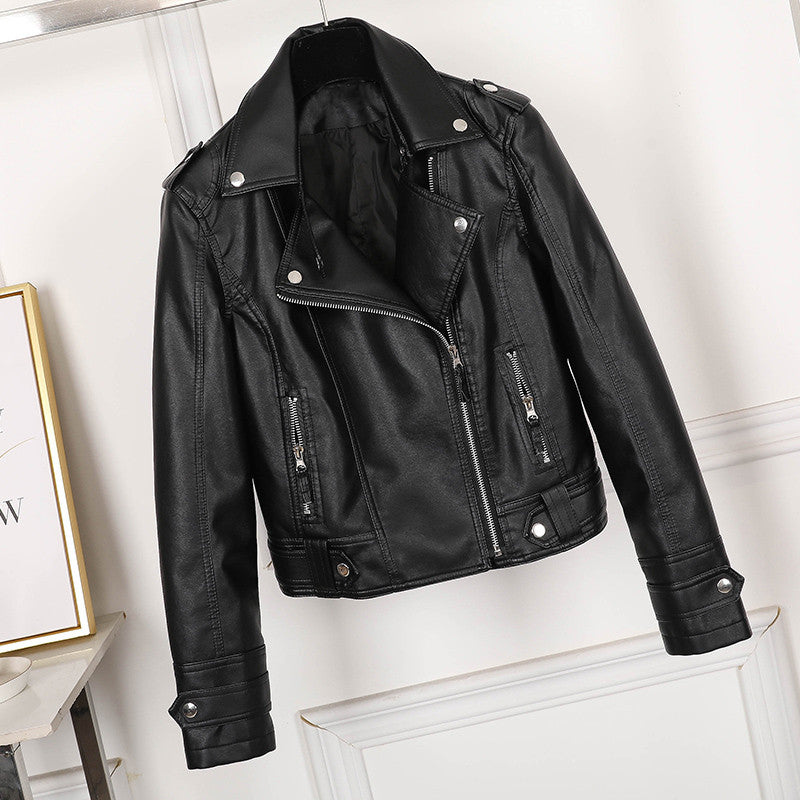 Schwarze Lederjacke mit Revers und figurbetontem Schnitt
