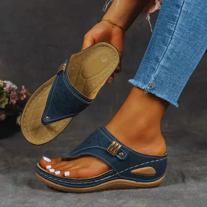 Damen Keilsandalen mit Clip-Toe aus PU-Leder – Celine