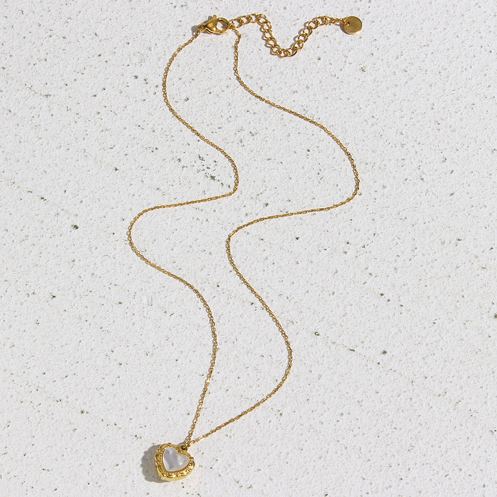 Damen-Halskette mit Herz-Anhänger und feiner Kette