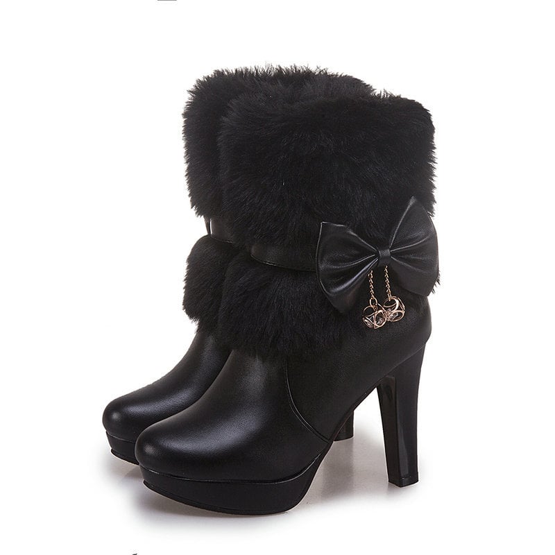 Kurze Damenstiefel mit strukturierten Absätzen - Yevrina