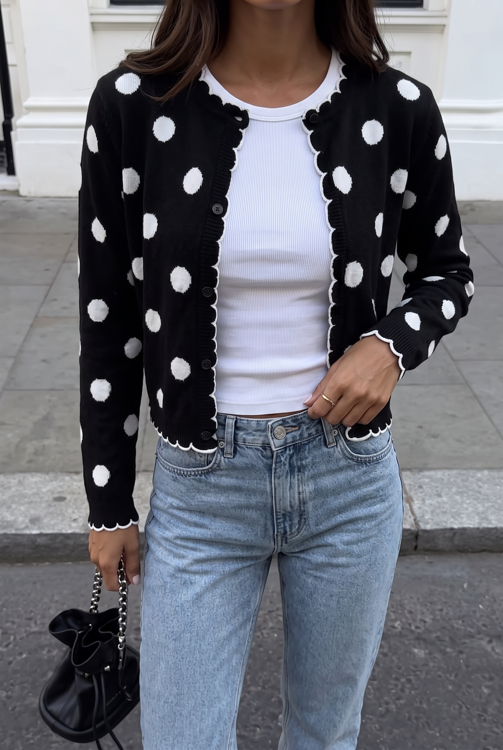 Pullover mit Punktemuster und Wellenkante