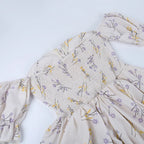 Nancy - Kleines Wickelkleid mit Blumenausschnitt