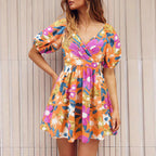 Val - Kleid mit Blumenmuster und V-Ausschnitt