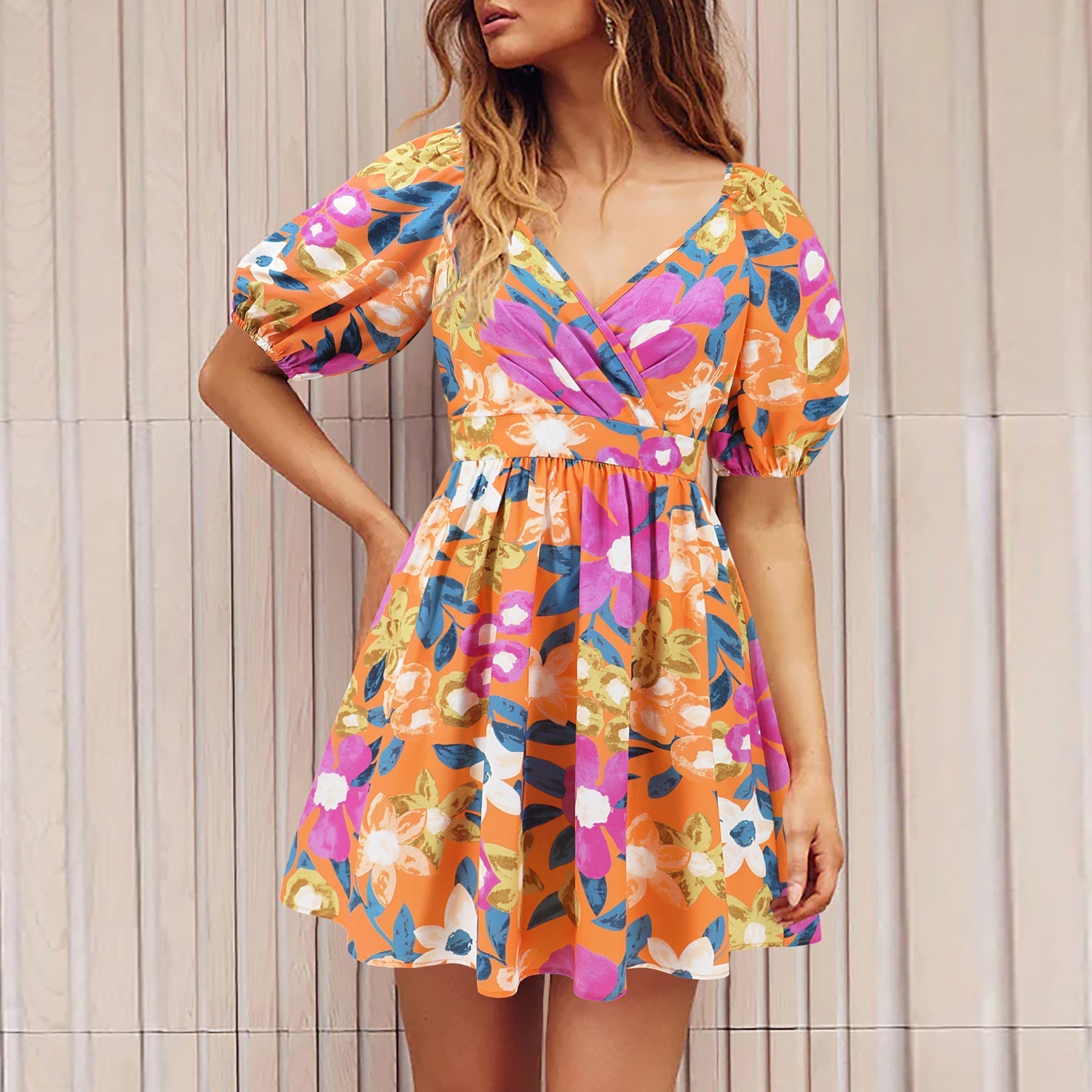 Val - Kleid mit Blumenmuster und V-Ausschnitt