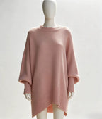 Asymmetrischer Strickpullover mit weiten Ärmeln