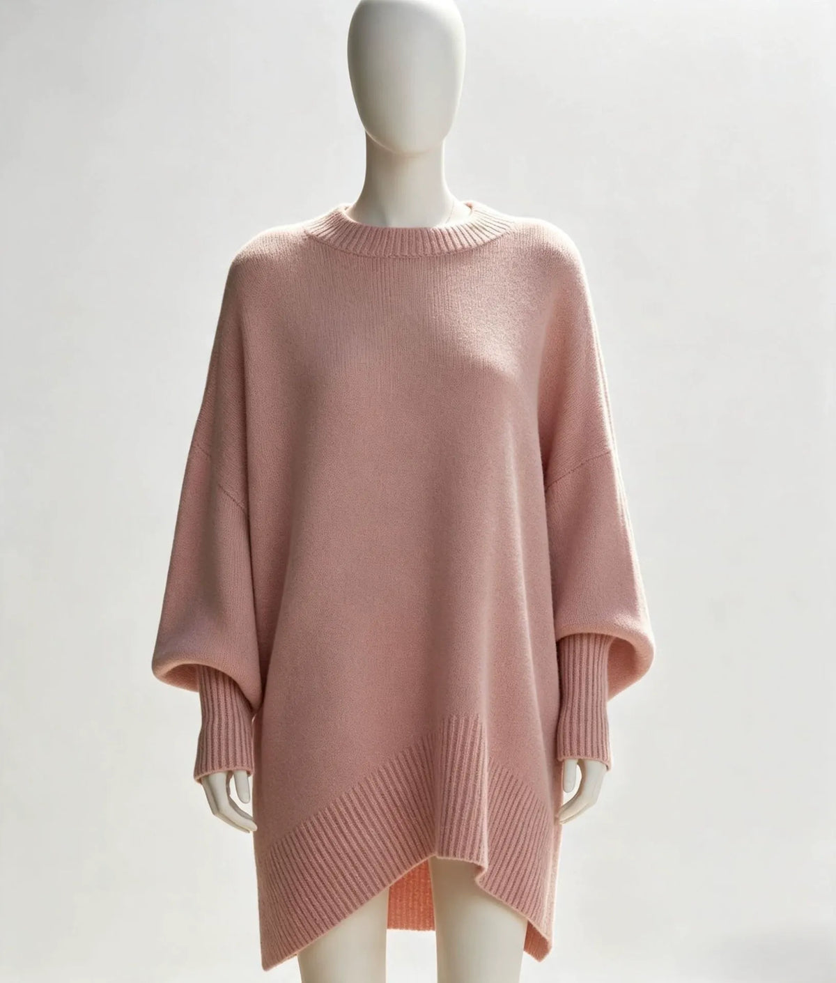 Asymmetrischer Strickpullover mit weiten Ärmeln