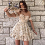Nancy - Kleines Wickelkleid mit Blumenausschnitt