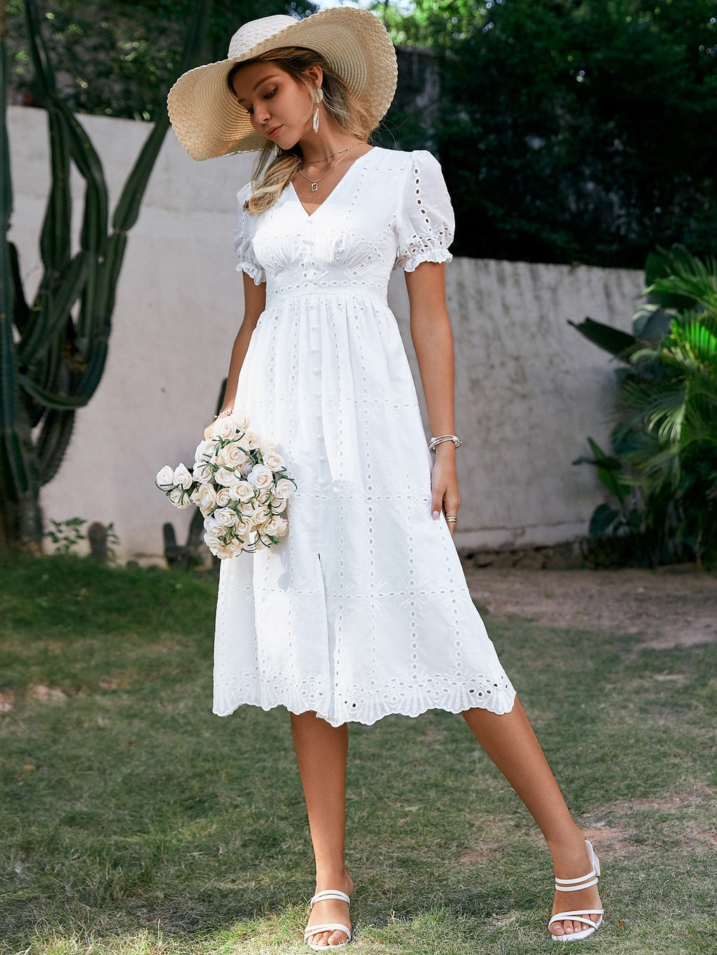 Besticktes Midikleid mit hoher Taille und V-Ausschnitt - Ferchna