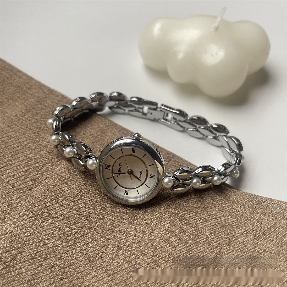 Damenarmbanduhr mit Metallarmband und Perlen