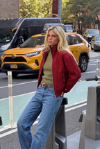 Rote Windbreaker-Jacke mit Karomuster