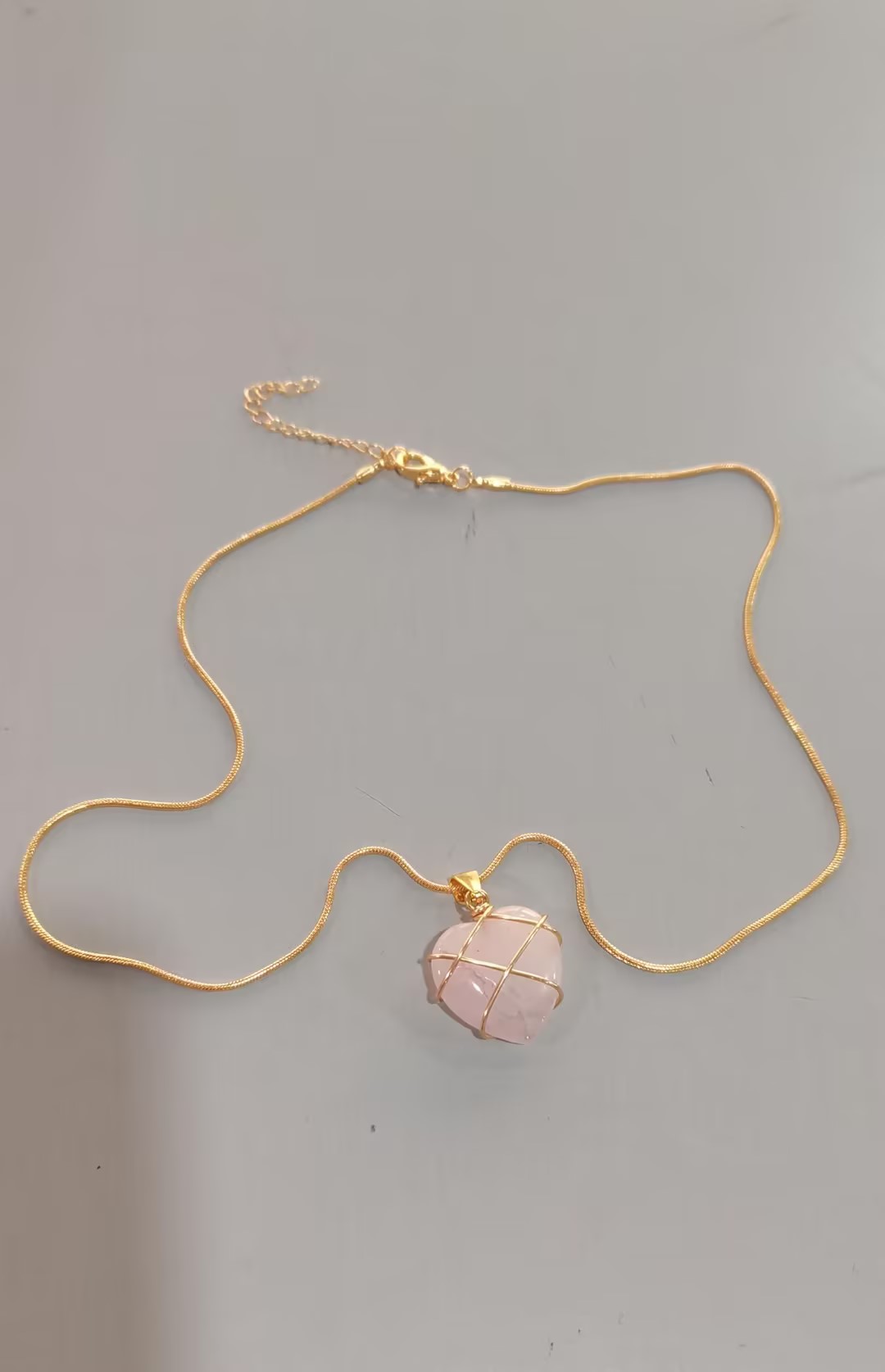 Damen-Halskette mit geometrischem Stein-Anhänger und feiner Kette