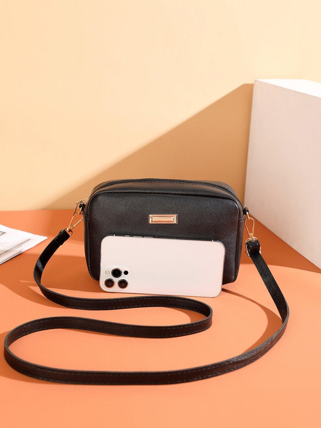 Umhängetasche aus Kunstleder für Damen im minimalistischen Design - Clara