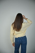 Gelbe Strickjacke