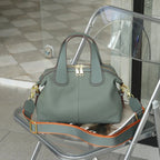 Damenhandtasche aus Kunstleder mit Metallbeschlägen im strukturierten Stil - Marcela