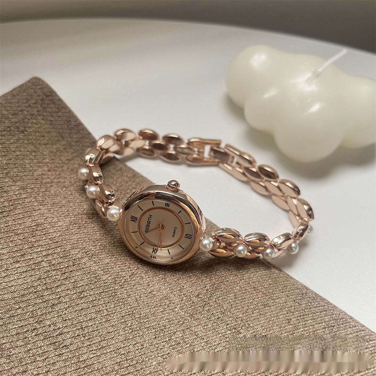Damenarmbanduhr mit Metallarmband und Perlen