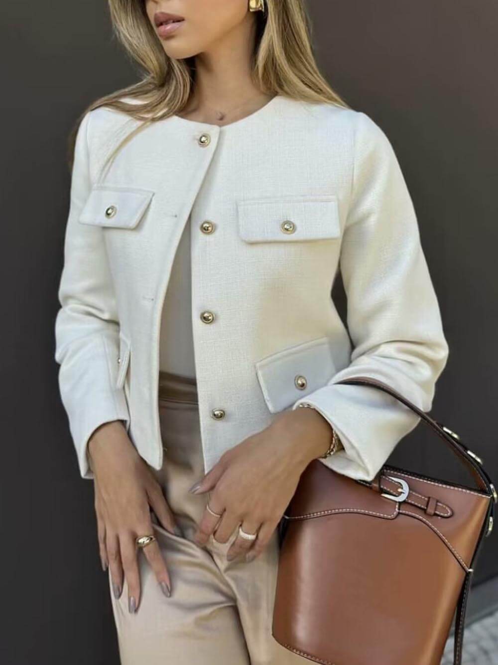 Kurze Anzugjacke mit Zierknöpfen