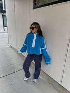 Blauer Pullover mit klassischem Schnitt