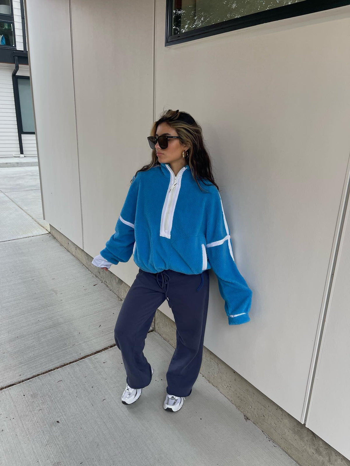 Blauer Pullover mit klassischem Schnitt