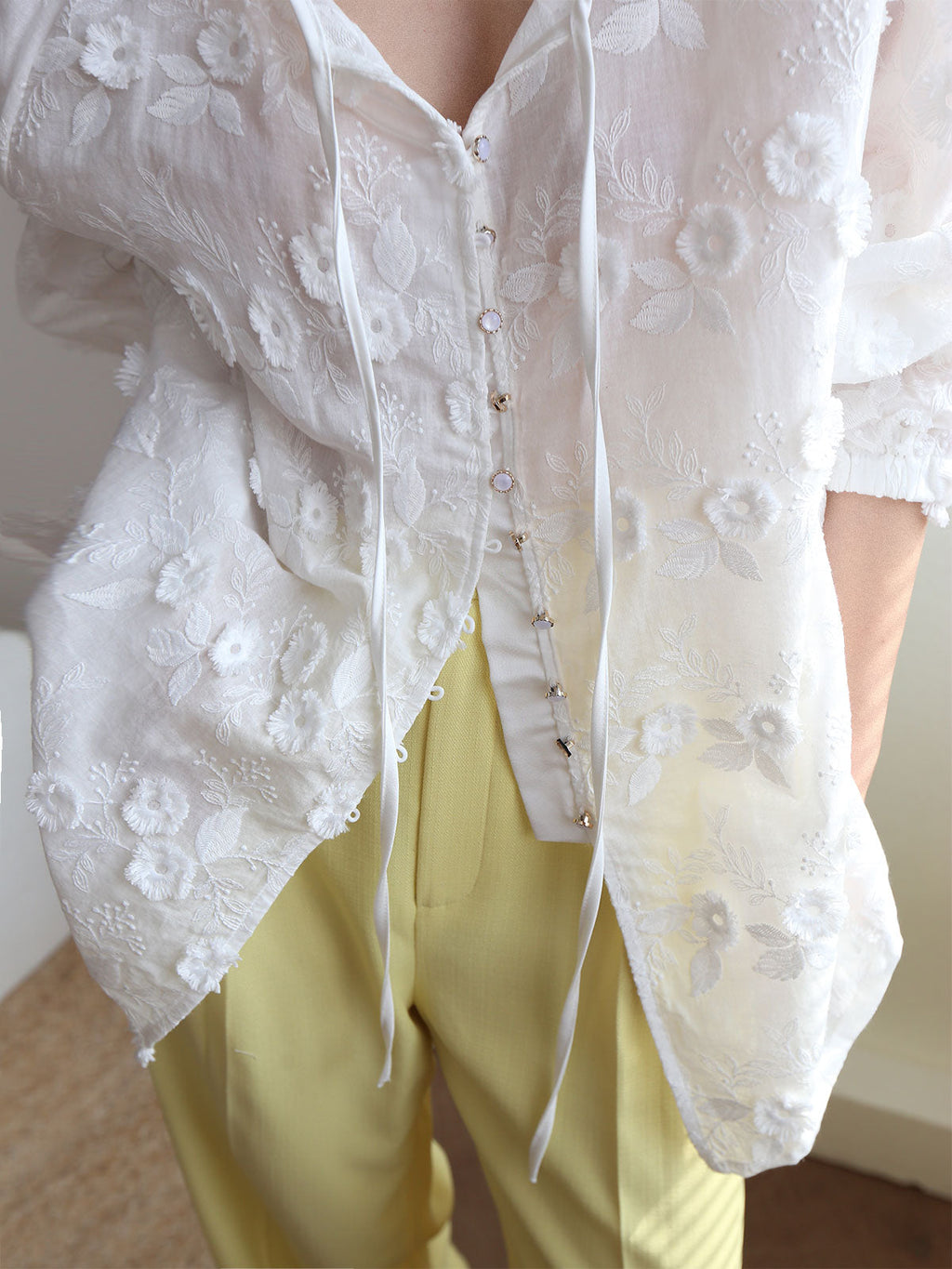 Sophie - Übergroße, halbdurchsichtige, bestickte Bluse mit Blumenmuster